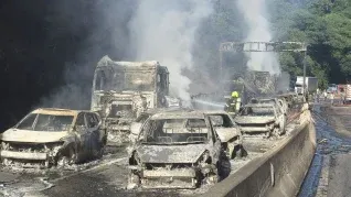 Así quedaron los autos tras la explosión del camión