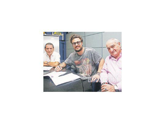 Daniel Osvaldo  firmó ayer en Boca, fue la estrella del libro de pases donde  hubo muchos retornos de Europa.