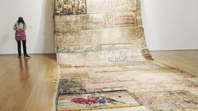 el gran manto. El inmenso tapiz de Ricardo Migliorisi en la entrada.