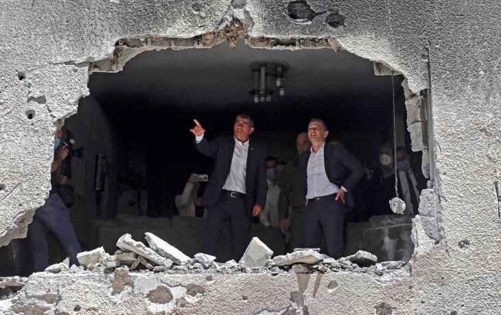 Los ministros de Relaciones Exteriores de Israel, Gabi Ashkenazi, y de Alemania, Heiko Mass, recorren un edificio dañado por un cohete de Hamás.