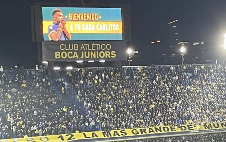 Amor. La Bombonera cantó por su último gran ídolo.