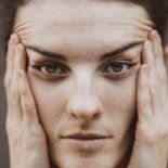 Qué dice la psicología sobre tocarse la cara mientras pensas en algo.  Qué dice la psicología sobre tocarse la cara mientras pensas en algo.