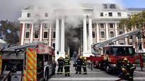 se reactivo el incendio en el parlamento de sudafrica