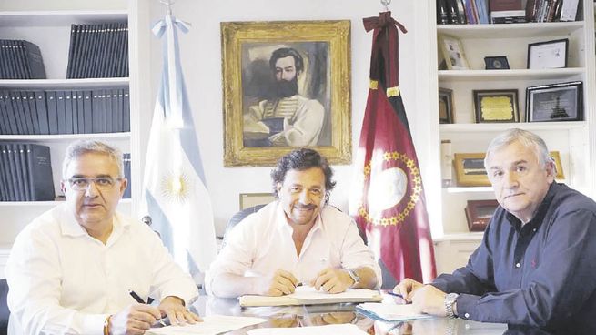 Unidad. Los gobernadores Sáenz (Salta), Morales (Jujuy) y Jalil (Catamarca) buscan un marco de políticas comunes para atraer inversiones y garantizar la propiedad provincial de los yacimientos.