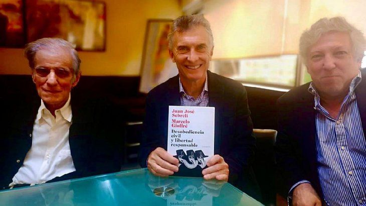 Mauricio Macri con Juan José Sebreli y Marcelo Gioffré, autor de la columna de opinión publicada por La Nación. 
