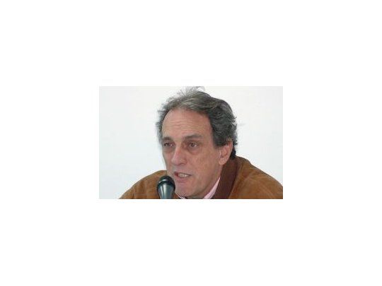 Indignación. Juan María Traverso fue a despedir los restos mortales de Guido Falaschi y arremetió contra todos.