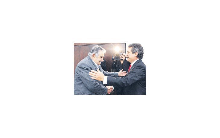 Por imperio de agendas previas, ayer José Mujica recibió al gobernador Sergio Urribarri en Montevideo, como parte de una gira comercial. Pero -dicen- no abordaron el conflicto por Botnia.