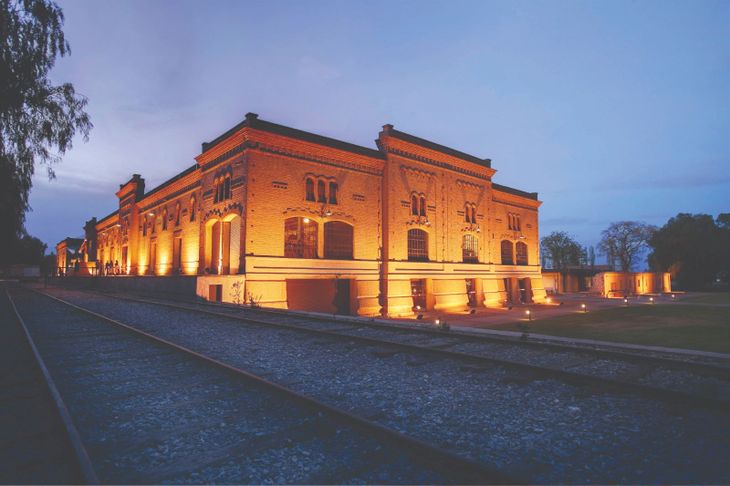 La histórica sede de Trapiche en Maipú, en Mendoza, refleja el legado de una compañía que combina tradición, tecnología y una fuerte apuesta por la innovación enológica La histórica sede de Trapiche en Maipú, en Mendoza, refleja el legado de una compañía que combina tradición, tecnología y una fuerte apuesta por la innovación enológica