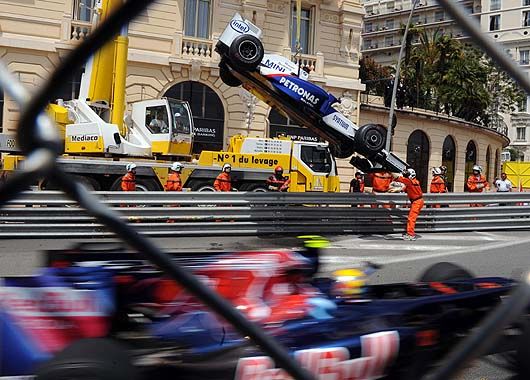 El automóvil de Robert Kubica debió ser asistido tras una falla mecánica.