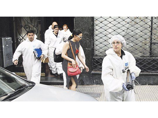 Investigación. Médicos forenses realizaban anoche la autopsia.
