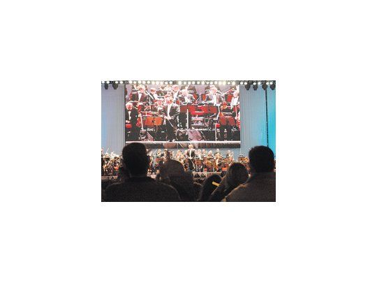 Jorge Uliarte al frente de la Orquesta Sinfónica de Moscú, en el Obelisco, uno de los espectáculos de la Noche en Vela entre el sábado y el domingo.