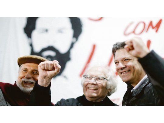 Rodeado. Fernando Haddad, potencial sucesor de Lula da Silva, en una foto reciente junto al excanciller Celso Amorim y al premio Nobel de la Paz argentino Adolfo Pérez Esquivel-