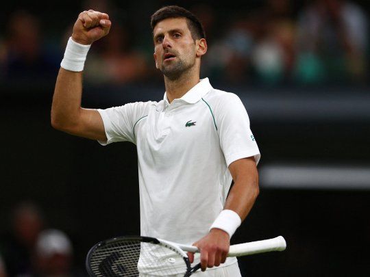 Va. Novak Djokovic avanza en Wimbledon.