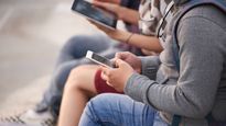Jóvenes porteños: el 18,2% apostó online, casi un cuarto recibió contenido sexual sin consentimiento y el 25% usa IA como terapeuta o compañía.