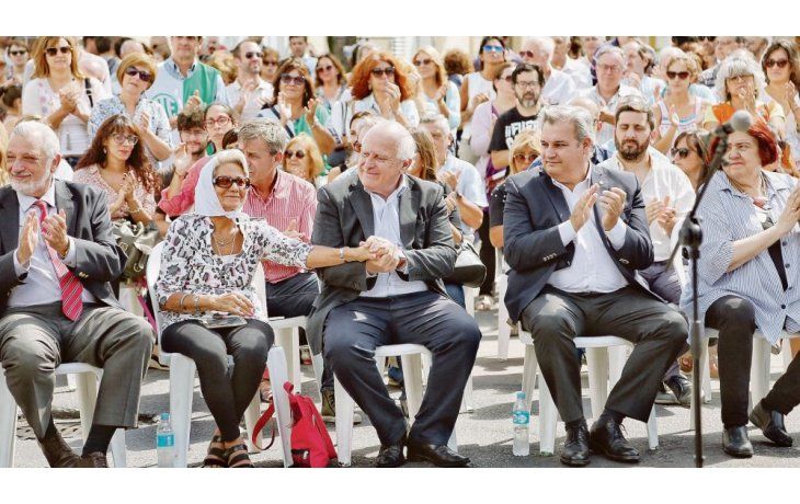 gesto. Lifschitz homenajeó a las víctimas de la última dictadura militar. Luego se reunió con intendentes del PJ.