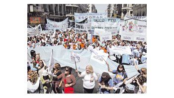 Con el anticipo del inicio de las discusiones salariales con los maestros, el Gobierno nacional busca espantar la postal de las medidas de fuerza en el inicio del ciclo lectivo 2011.