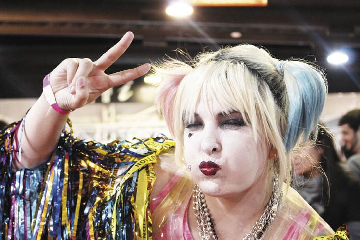 COSPLAY. Arriba, una estatua del Increíble Hulk. Debajo, una imitadora de Harley Quinn, la novia del Joker.