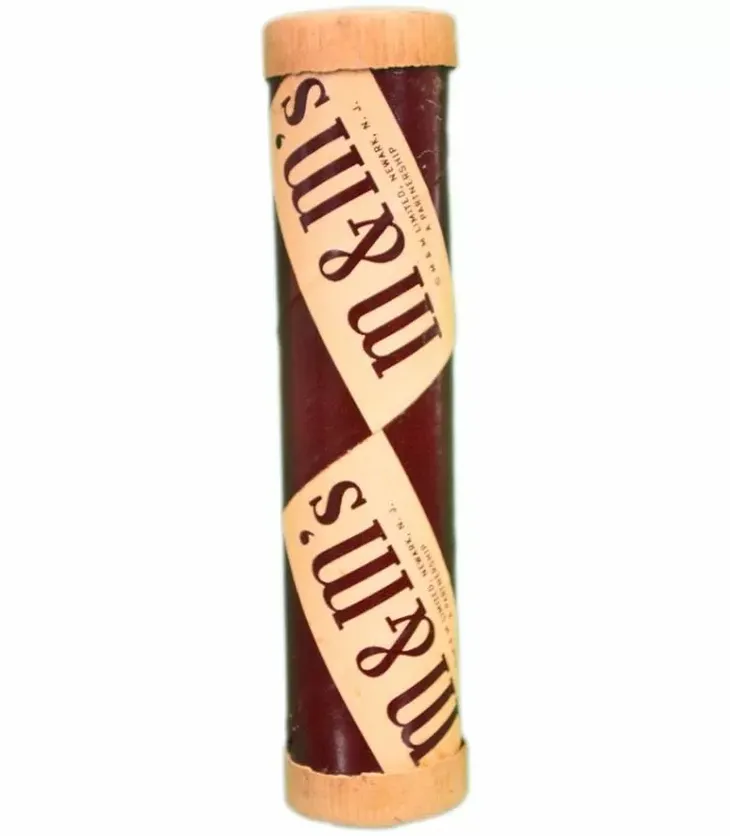 Al principio, los chocolates se comercializaban en tubos de cartón. Al principio, los chocolates se comercializaban en tubos de cartón.