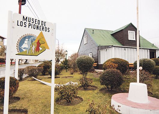 Un viaje al pasado ofrecen tanto el Museo de los Pioneros, donde se han reunido elementos de los primeros habitantes de la ciudad, como el Museo Padre Molina, donde se pueden ver restos de dinosaurios que poblaron la Patagonia en épocas remotas.