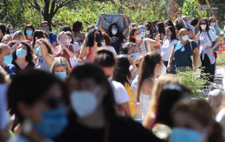 Largas filas de docentes, y sin distancia social, para realizarse los test serol&oacute;gicos en Madrid.