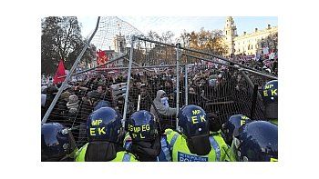 Cientos de estudiantes protestan por la reforma universitaria.
