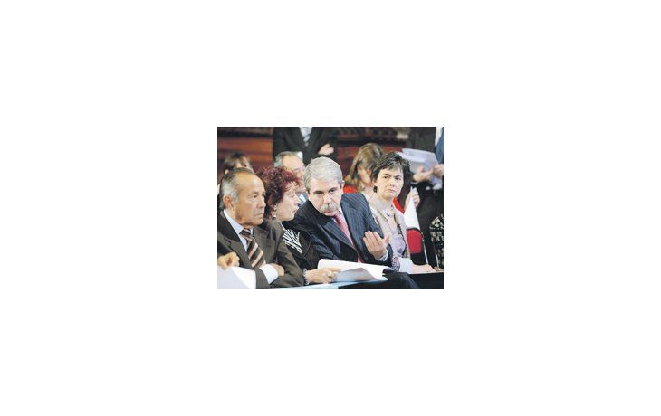 Adolfo Rodríguez Saá, Norma Morandini, Aníbal Fernández y María Eugenia Estenssoro anunciaron ayer en la Comisión de Asuntos Constitucionales del Senado la lista de expositores para el proyecto voto 16.