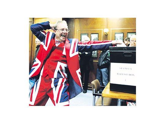 Un kelper vota en las islas Malvinas en el referendo organizado por el Reino Unido. El Gobierno argentino rechaza la consulta.