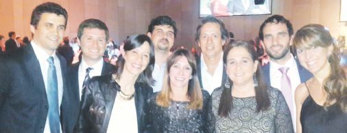 Encuentro de operadores en cena benéfica de “Haciendo Camino” en La Rural: Agustín Taussig (ICBC), Nicolás Piuzzi, Matías Dasseville (Telefónica); Norman Roberts (VW), Andrés Etchegoyen (Cargill), María Dasseville, Mercedes Moreno (ICBC), Silvina Roberts y la abogada María Emilia Dossi.