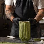El local combina producción a la vista, productos importados de Italia y una carta con focaccia, gelato, cannoli y tiramisú preparado en el momento. El local combina producción a la vista, productos importados de Italia y una carta con focaccia, gelato, cannoli y tiramisú preparado en el momento.