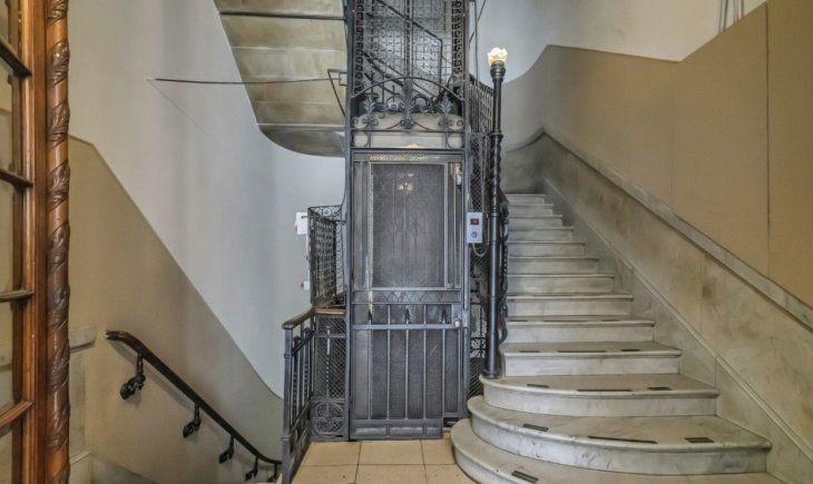 Escaleras de mármol y el ascensor jaula, intacto Escaleras de mármol y el ascensor jaula, intacto