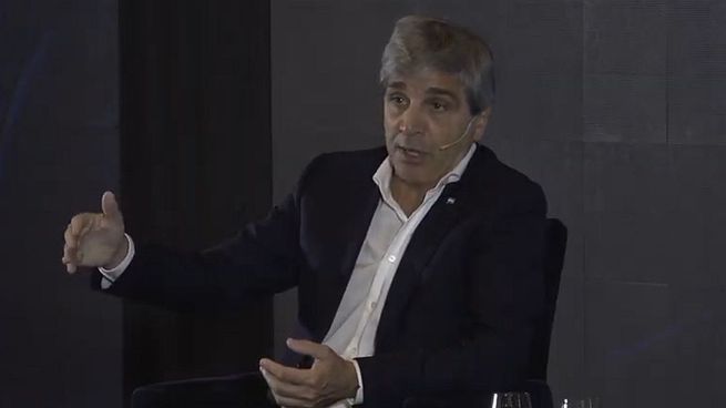 Luis Caputo justificó la falta de acumulación de reseras y ratificó la continuidad de las bandas del dólar.