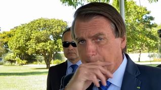El rostro de Bolsonaro no escondió su molestia por la acusación de una joven que lo tildó de farsa.
