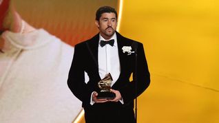 Bad Bunny se llevó el galardón más importante de la noche, al ganar al mejor álbum. Bad Bunny se llevó el galardón más importante de la noche, al ganar al mejor álbum.