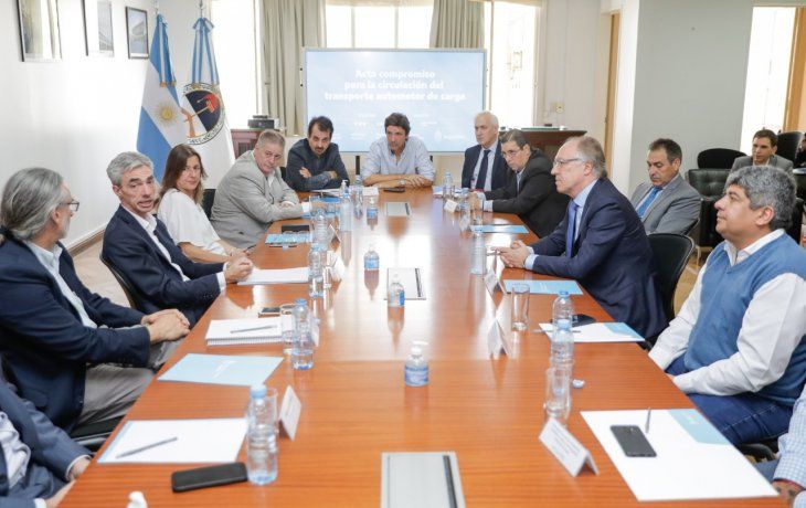 El Gobierno Nacional, YPF, la Federaci&oacute;n de camioneros y las c&aacute;maras del sector firmaron el acta compromiso para el transporte