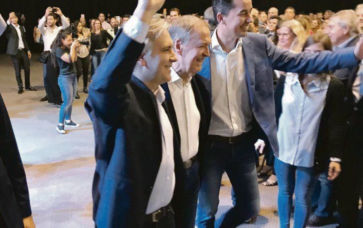 cumbre. Juan Schiaretti, flanqueado ayer por Martín Llaryora y Manuel Calvo. Hacemos por Córdoba es pluralista, dijo el gobernador.