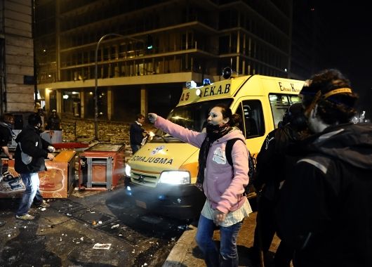 Graves incidentes en Atenas durante protesta por plan de austeridad (foto 3)