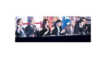Cristina de Kirchner ayer, en Ensenada, con funcionarios, el intendente Mario Secco y Daniel Scioli.