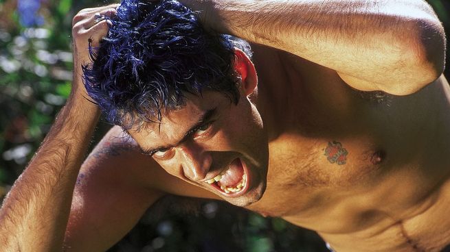 Con una paleta cargada de color, ironía y emoción, sus fotos no solo documentan una época: la interpretan.