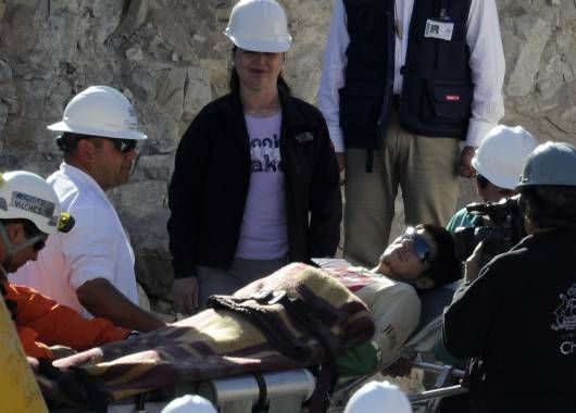 Carlos Bugueño, el número 23 rescatado, es llevado en camilla hacia el hospital.