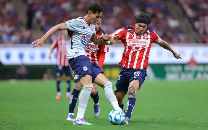 Chivas y Cruz Azul protagonizarán uno de los cruces más parejos y esperados de los cuartos de final del Torneo Apertura 2025. Juegan este jueves 27 la ida en el Estadio Akron.