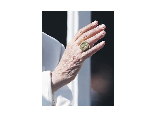 El sello y el “anillo del pescador” de Benedicto XVI serían destruidos, como indica la norma de la Iglesia, aunque no hay confirmación.