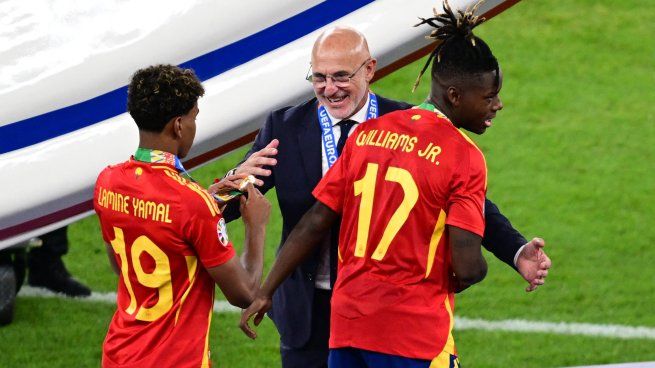 El entrenador y sus figuras. Lamine Yamal y Nico Williams fueron las grandes estrellas que tuvo España en la Eurocopa.&nbsp;