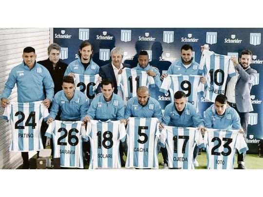 Caras nuevas. Los nueve refuerzos de Racing (después se cerró lo de García) fueron presentados ayer en  el estadio del club de Avellaneda.