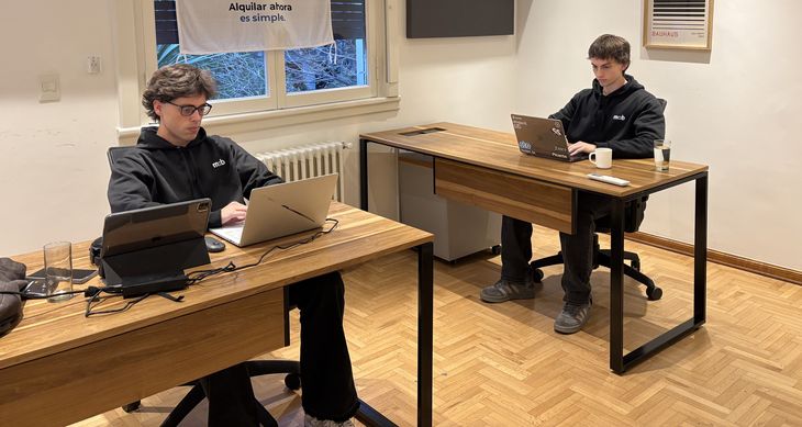 Desde una oficina en Buenos Aires, los jóvenes desarrollan una plataforma que ya reúne más de 1.000 propiedades y busca agilizar las operaciones entre propietarios, inquilinos e inmobiliarias Desde una oficina en Buenos Aires, los jóvenes desarrollan una plataforma que ya reúne más de 1.000 propiedades y busca agilizar las operaciones entre propietarios, inquilinos e inmobiliarias