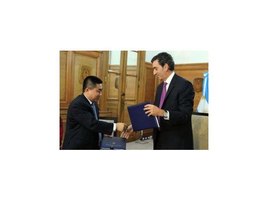 El ministro de Interior y Transporte, Florencio Randazzo, y el titular de la empresa china CSR, firmaron el contrato para la adquisición de 300 coches nuevos destinados a la renovación completa de los trenes de la Línea Roca, que beneficiará a los pasajeros de la zona sur del conurbano bonaerense.