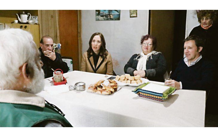 Jornada doble. María Eugenia Vidal y el intendente Jaime Méndez presentaron ayer en San Miguel la obra hidráulica del arroyo Los Berros, con una longitud de más de 4 kilómetros. La gobernadora también participó de una jornada de capacitación docente en una escuela de la localidad de Haedo, junto al director general de Cultura y Educación de la provincia, Gabriel Sánchez Zinny.