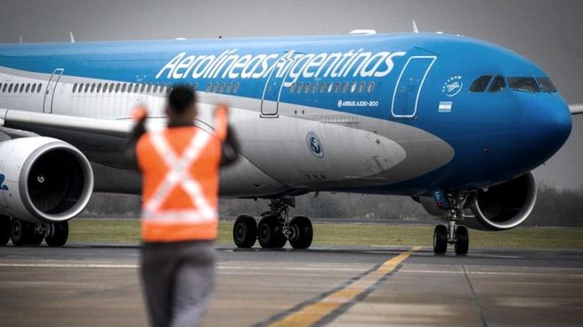 Aerolíneas Argentinas definió la suspensión del vuelo entre Montevideo y Mar del Plata.