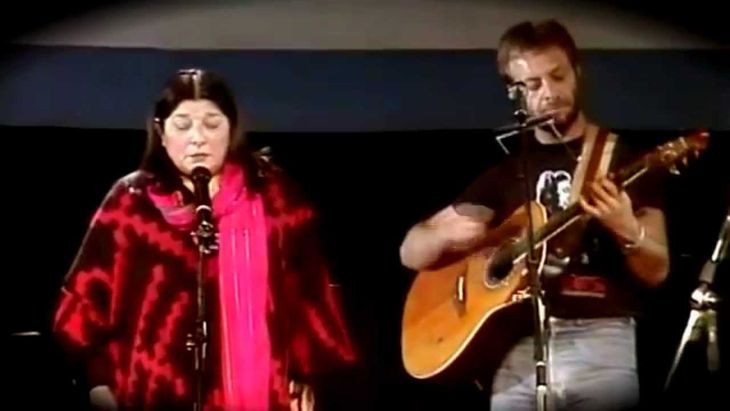 León Gieco junto a Mercedes Sosa. León Gieco junto a Mercedes Sosa.