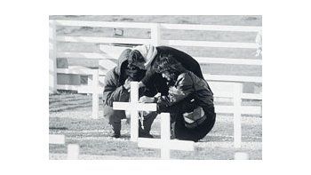 ámbito.com | La inauguración oficial del cenotafio, que rinde homenaje a los caídos en la Guerra de Malvinas en la localidad de Darwin, está pendiente de una puja de funcionarios, que deben habilitar las partidas para el viaje de los deudos.