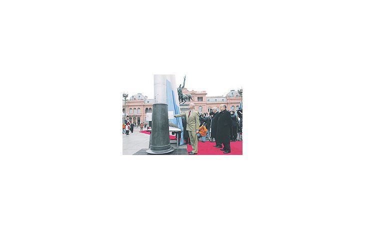 ámbito.com | Jorge Telerman reapareció ayer en un acto público en la celebración del Día de la Bandera.Izó la enseña en la Plaza de Mayo junto al presidente de la Legislatura, Santiago de Estrada,e invitados que madrugaron para verlo. Fue a las 8 de de la mañana.